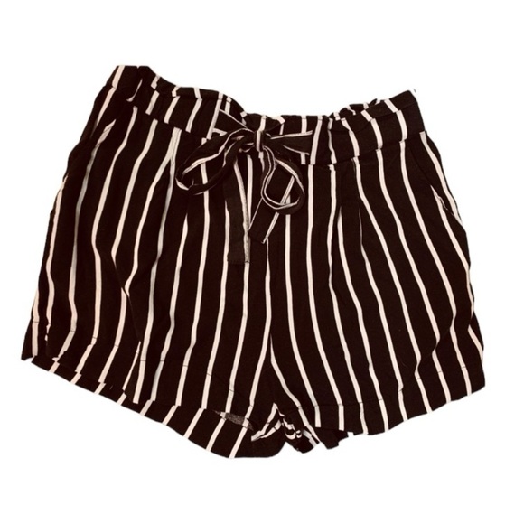 Ambiance Apparel Black White Stripped Stretch Waist Tie Shorts Small Pockets - Picture 1 of 12